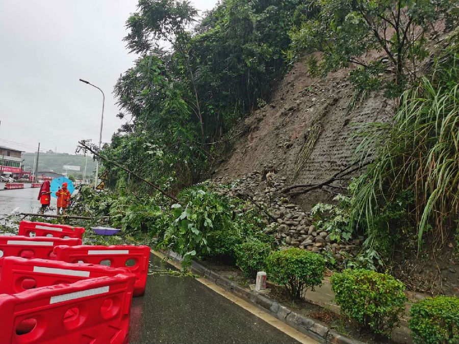 行動(dòng)迅速 全力排險(xiǎn) 沉著應(yīng)對(duì)彰顯路橋擔(dān)當(dāng)2.jpg a9cba3ead8e0ed800eb670da49455daf.jpg