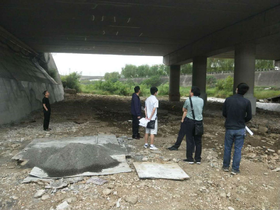 市公管處對(duì)路橋公司國省干線橋梁防護(hù)設(shè)施及長陡坡安全隱患整治工程設(shè)計(jì)工作進(jìn)行現(xiàn)場調(diào)研評(píng)審1.jpg b25d7cfaee42c4c3d191b50d4ea7ed51.jpg