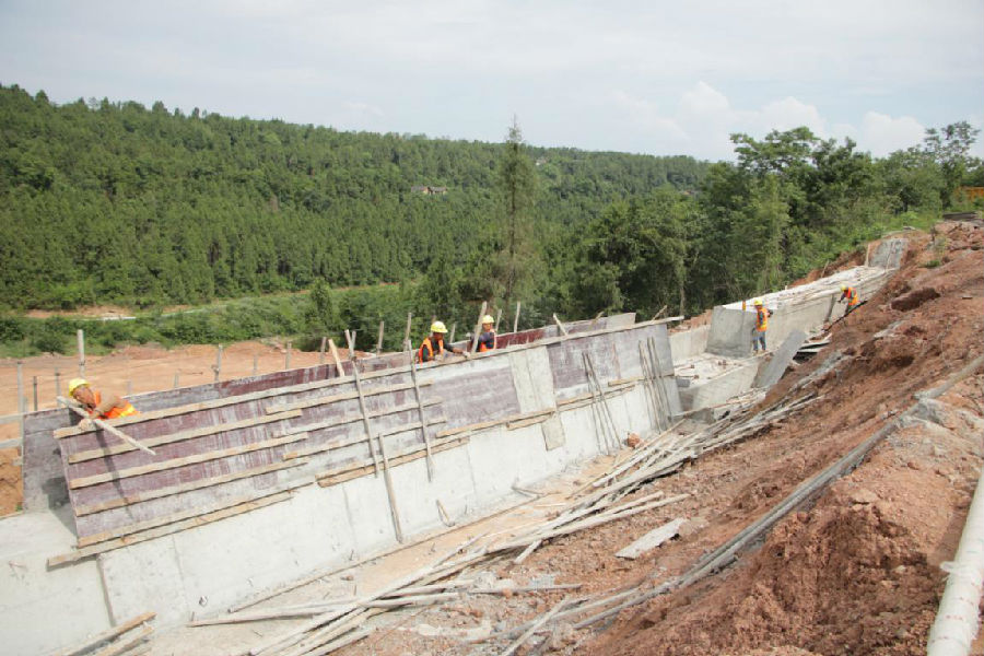 梓潼縣政協(xié)主席敬友忠調研S209線梓潼縣城至江油河口段改建工程項目建設工作3.jpg c8572f1cb3fc22e4738b59c11f6a1406.jpg