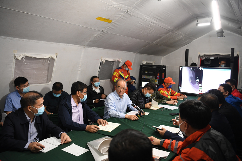 黃強(qiáng)在甘孜州瀘定縣指導(dǎo)抗震救災(zāi)工作并主持召開(kāi)省市（州）縣前線聯(lián)合指揮部會(huì)議時(shí)強(qiáng)調(diào) 堅(jiān)決貫徹落實(shí)習(xí)近平總書(shū)記重要指示精神 全力救援受災(zāi)群眾最大限度減少人員傷亡「相關(guān)圖片」