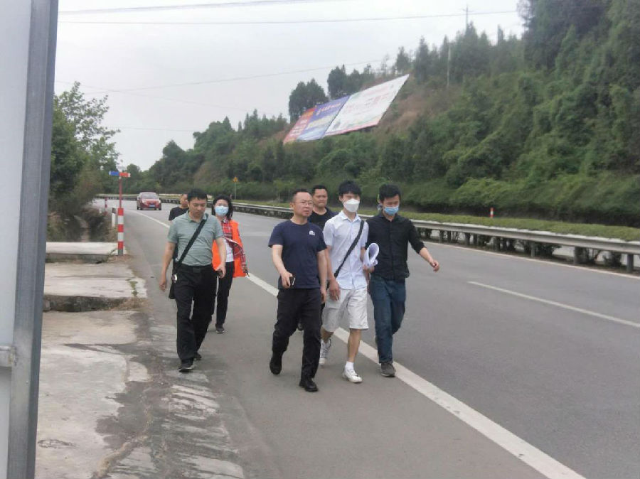 市公管處對(duì)路橋公司國省干線橋梁防護(hù)設(shè)施及長陡坡安全隱患整治工程設(shè)計(jì)工作進(jìn)行現(xiàn)場調(diào)研評(píng)審2.jpg e3135379e93e4a2c8c8338678238a942.jpg